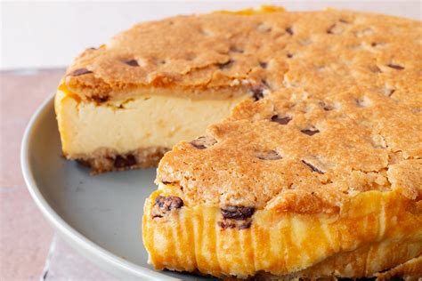 Schichtung: Keksboden, Cheesecake-Creme, Schokoladenganache, Daim-Stücke