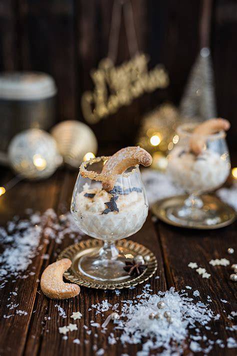 Schichtung: Kipferl-Boden, Creme, Vanillekipferl-Deko