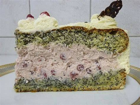 Schichtung: Sahne, Preiselbeeren, Mohnbiskuit