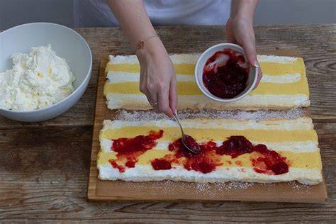 Schichtung der Kardinalschnitte: Baiser, Creme, Marmelade, Biskuit in der Tortenform