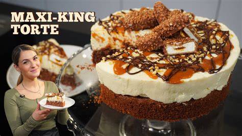 Schichtung der Maxi King Torte mit Waffelböden und Creme