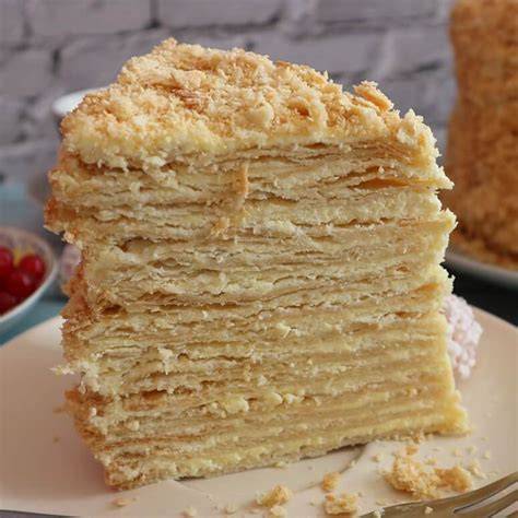 Schichtung der Napoleon-Torte, Creme und Blätterteig