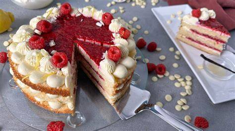 Schichtung der Schoko-Himbeer-Torte mit Himbeerkompott und Mascarponecreme