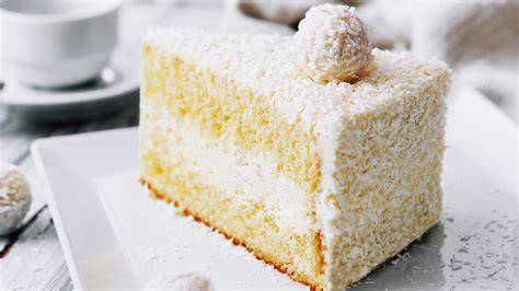 Schichtung einer Kokoscreme-Torte