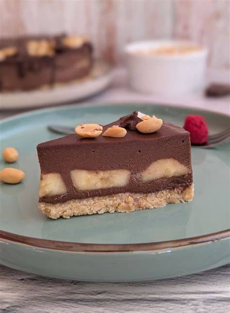 Schichtung einer veganen Erdnuss-Schokotorte