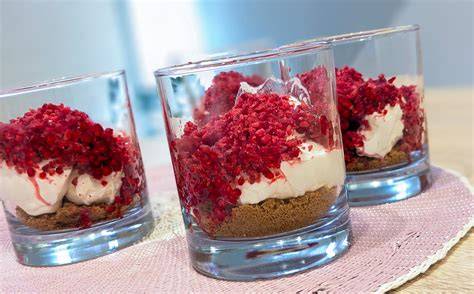 Schichtung eines Spekulatius-Quark-Desserts im Glas