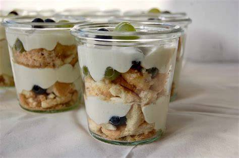 Schichtung im Glas: Creme, Weintrauben, Cookiebrösel
