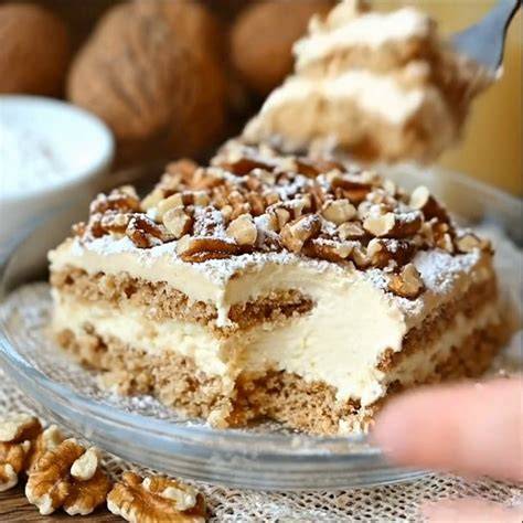 Schichtung und Füllung: Sahne, Nüsse, Marzipan