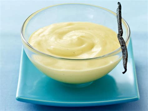 Schichtung von Vanillecreme und Pfirsich-Maracuja-Püree