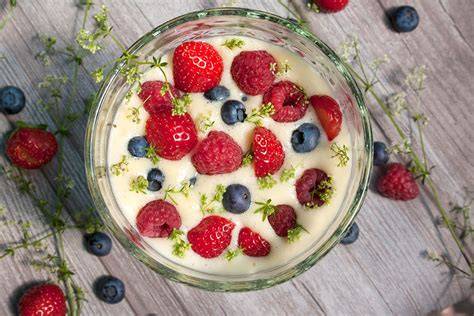 Schichtung von Weinschaumcreme und Deko mit Beeren