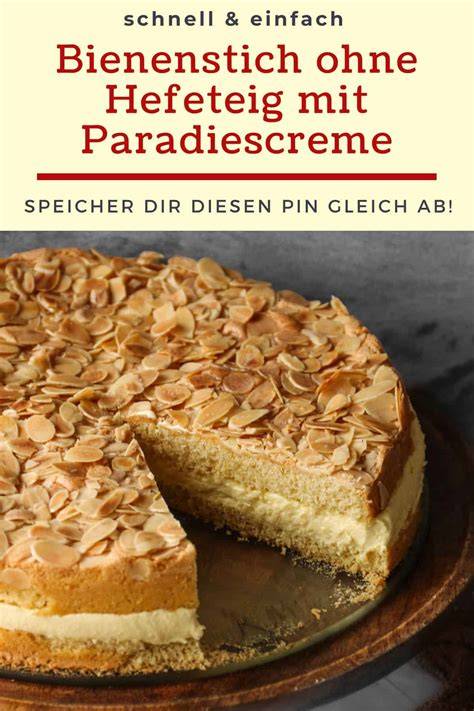 Schichtung von unterem Hefeteig, Sahnecreme und Mandelkruste