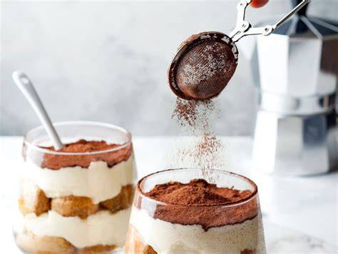 Schichtweise: Biskuit, Creme, Kakaopulver - optisch und geschmacklich ein Genuss