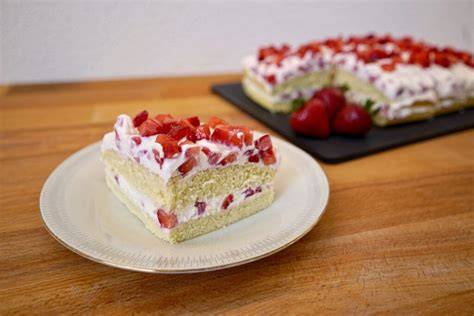 Schichtweise Aufbau der Erdbeer-Sahne-Torte