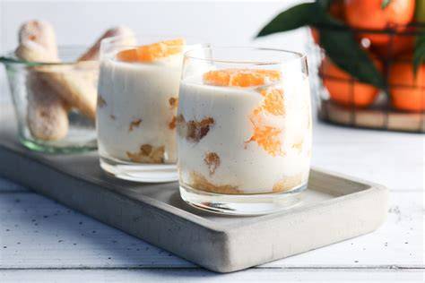 Schichtweise Aufbau des Mandarinen-Tiramisu
