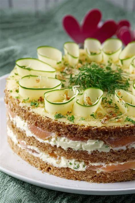 Schichtweise Brottorte mit vielfältigen Füllungen