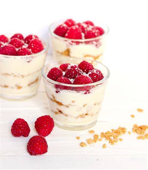 Schichtweise Himbeer-Dessert in Gläsern mit Amarettini und Minze