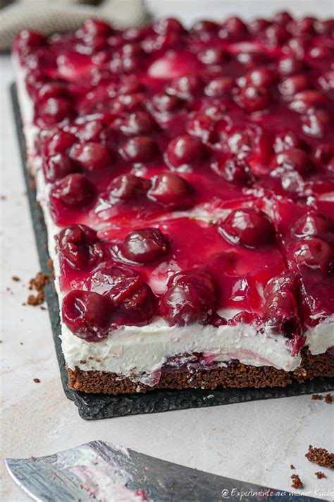Schichtweise Infografik: Kirsch-Quark-Kuchen ohne Backen mit Schokokeksboden