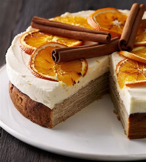 Schichtweise Montage der Torte mit Orangencreme und Schokoboden