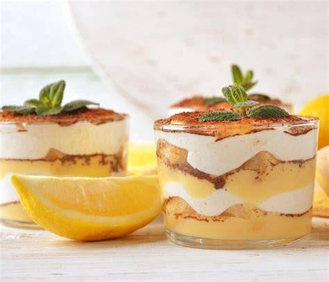 Schichtweise Zitronen-Tiramisu im Glas