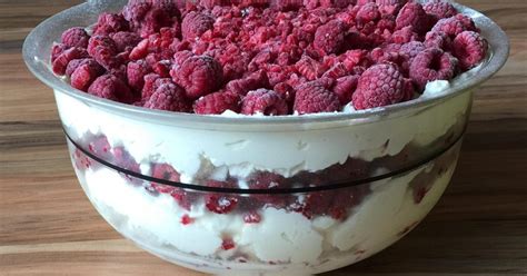Schichtweise Zubereitung des Himbeer Mascarpone Baiser Desserts