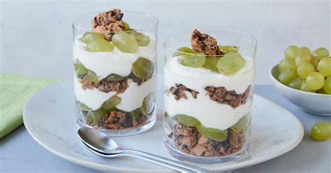 Schichtweise angerichtetes Trauben-Cookie-Dessert in einem Glas