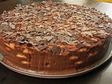 Schichtweise aufgebaute Chocotorta mit Schokoladencreme