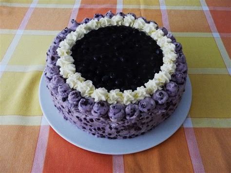 Schichtweise aufgebaute Heidelbeer Käse Sahne Torte im Tortenring