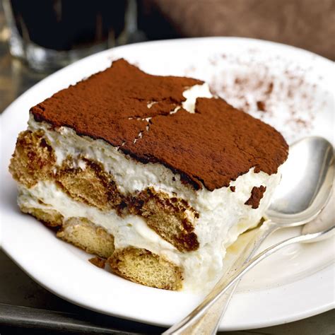 Schichtweise aufgebautes Tiramisu mit Amaretto und Mascarpone