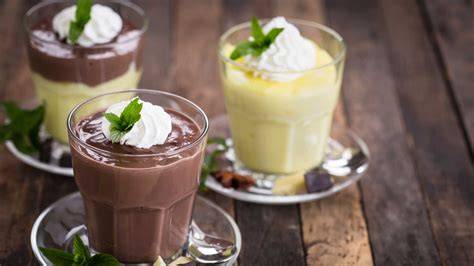 Schichtweise befüllte Dessertgläser mit Vanille- und Schokopudding