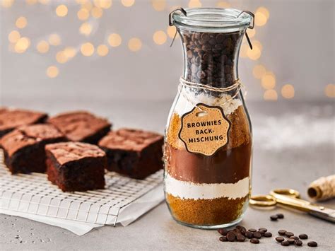 Schichtweise gefüllte Flasche mit Brownie-Backmischung