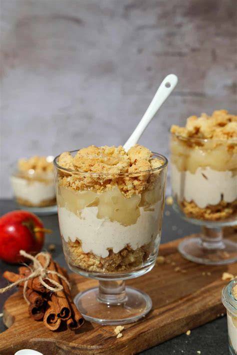 Schichtweise geschichtetes Apfel Walnuss Dessert im Glas