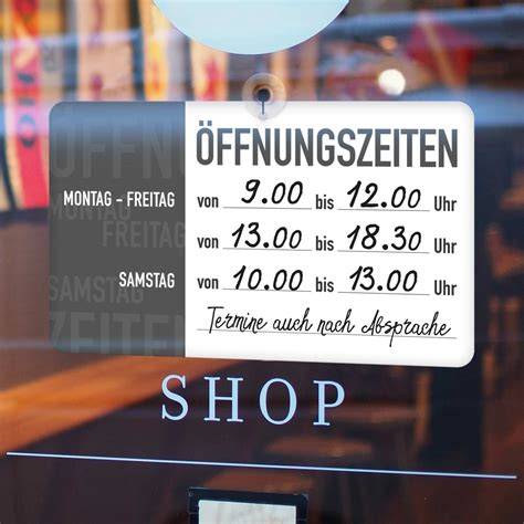 Schild „Öffnungszeiten“ an einer Café-Tür mit reflektierendem Straßenbild