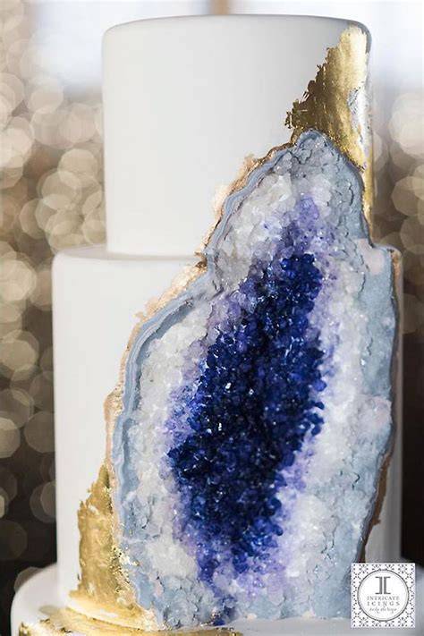 Schimmernde Kandis-Kristalle und essbare Geode auf Tortendekor