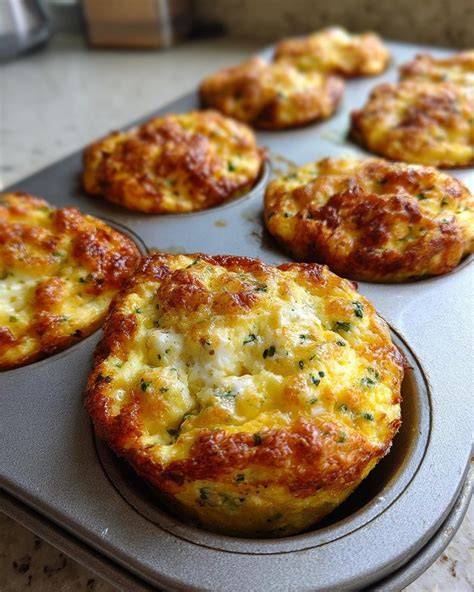 Schinken-Käse-Muffins in Muffinblech, goldbraun gebacken