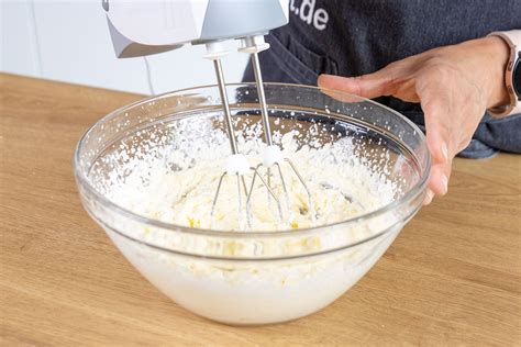 Schlagsahne in Schüssel mit Handmixer