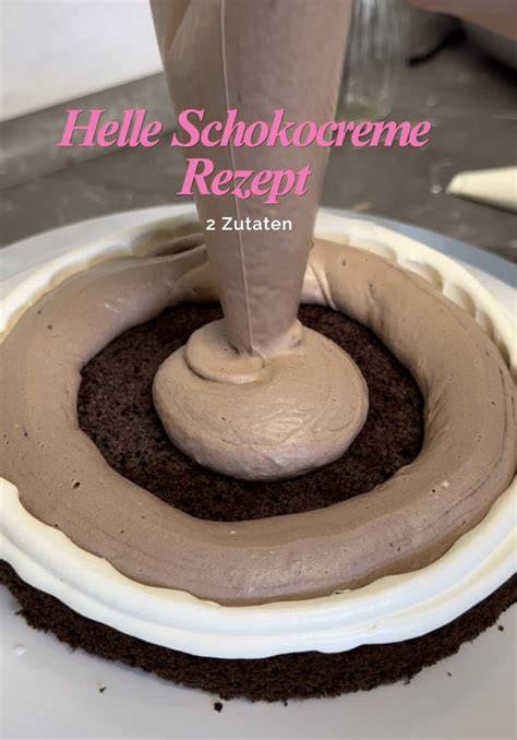 Schlagsahne wird zur Schokocreme aufgeschlagen