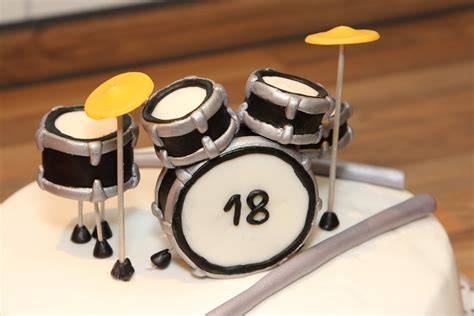 Schlagzeug Torte - Drumset aus Fondant mit Elementen und Cake Drum