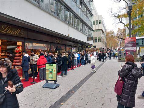 Schlange vor Lindt‑Store bei Verkaufsstart