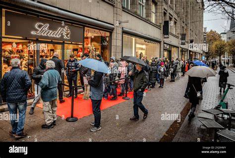 Schlange vor Lindt Boutique / Verkaufsszene