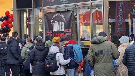 Schlange vor Schokoladenshop - Verknappungsprinzip