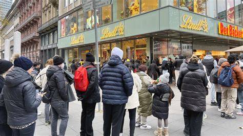 Schlange vor einem Lindt-Laden mit Menschen, die Dubai-Schokolade kaufen