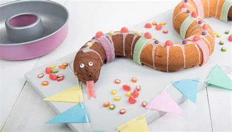 Schlangenkuchen mit Gummibärchen und Schokoladen-Deko