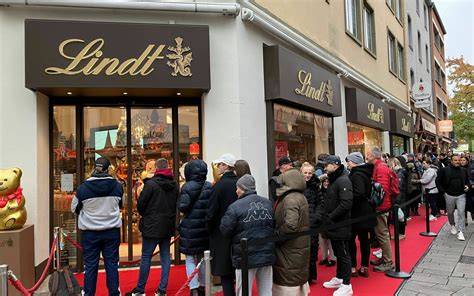 Schlangestehen vor Lindt Boutique für limitierte Schokolade