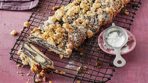 Schlesischer Mohnstriezel mit Streusel - serviert und angeschnitten