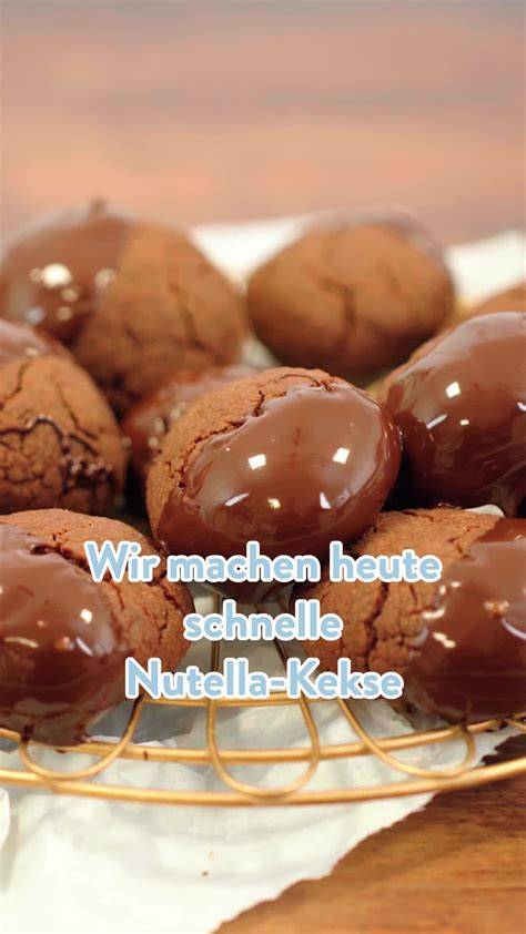 Schlichte Zutatenübersicht und fertige Nutella-Kekse auf Backpapier