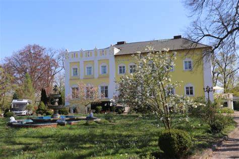 Schloss Warlitz und Bienenstöcke am Rand des Biosphärenreservats