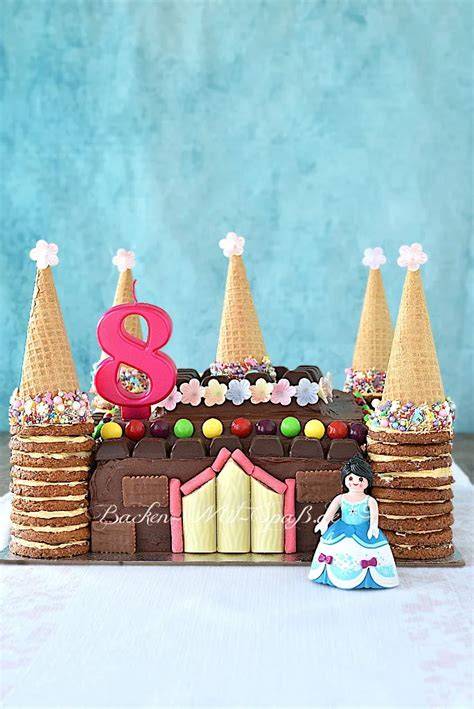 Schloss-Torte mit Eiswaffel-Türmen