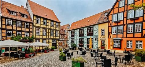 Schlossplatz Quedlinburg mit Cafés gegenüber