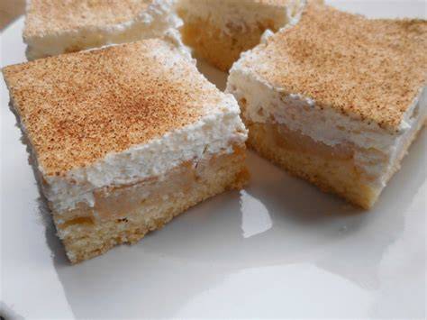 Schmand Sahne Kuchen mit Zimt auf einer Kaffeetafel