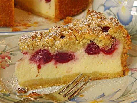 Schmand Streuselkuchen mit Quark und Kirschen - servierfertig
